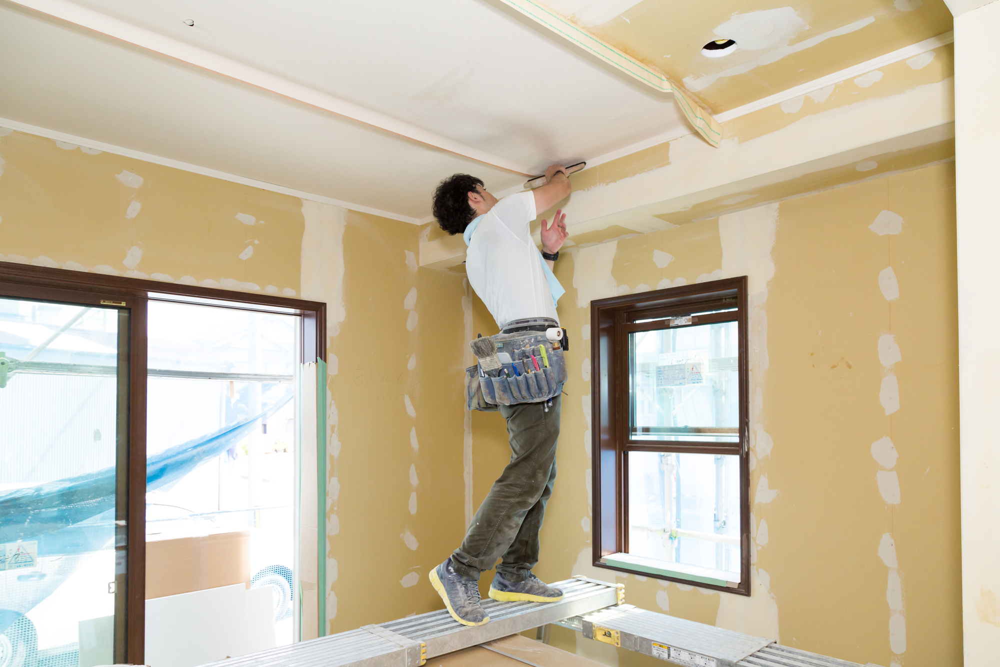 クロスの張替えを住みながら進めるためのポイント