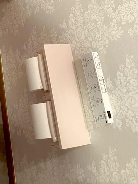 施工事例｜工事後｜トイレリフォーム｜紙巻き器、リモコン