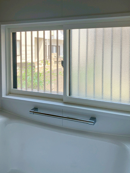 埼玉県川口市｜断熱・水廻りリフォームで浴室・洗面室を快適に-施工後浴室内窓