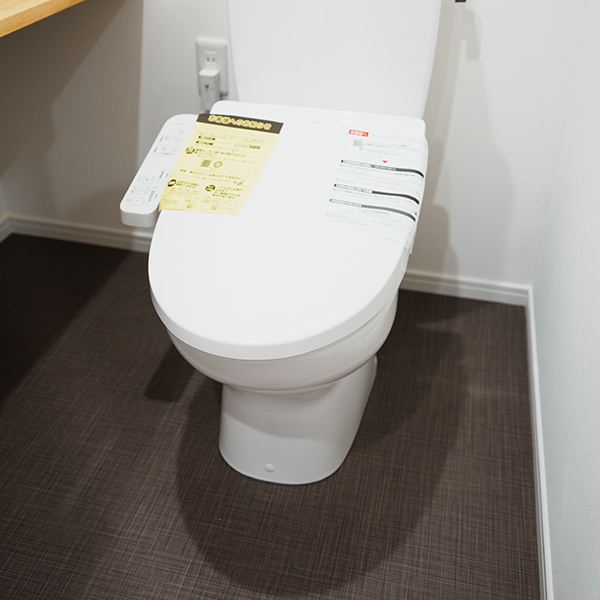 施工事例：トイレリフォームの床材選びで迷っていませんか？｜床材4種類を比較しました