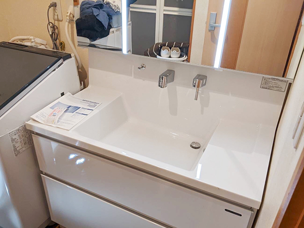 横幅の広い洗面台に交換。より便利に使えるようになりました