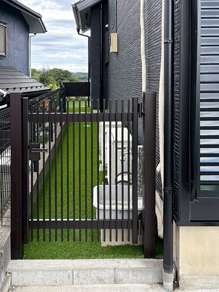 施工事例-建て替えを検討後、リフォームを選択-裏庭出入口