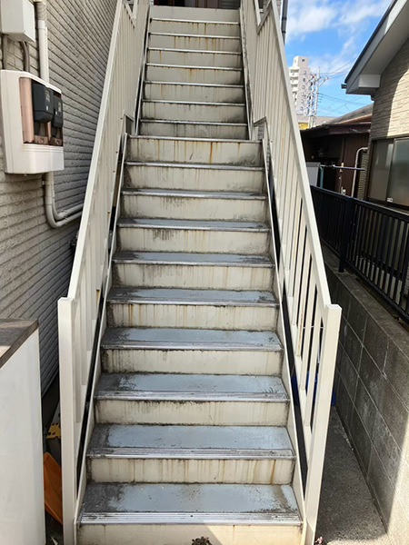 工事前｜埼玉県草加市｜既存エレベーターの老朽化に伴い交換リフォームを行いました-外階段