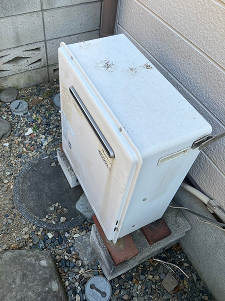 埼玉県川口市｜断熱・水廻りリフォームで浴室・洗面室を快適に-施工前給湯器