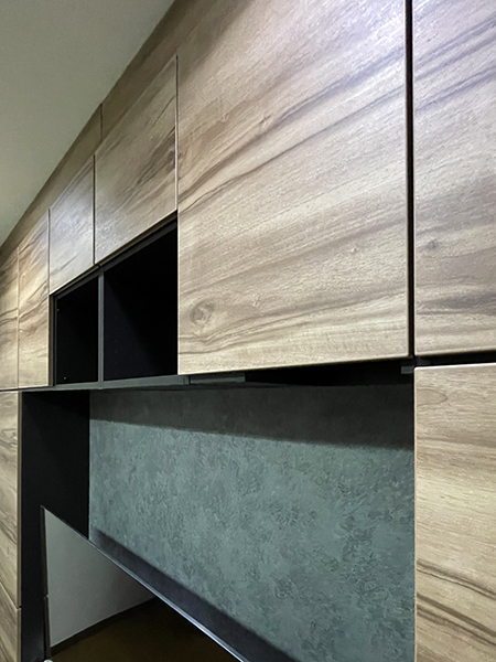 施工事例｜埼玉県川口市内装リフォーム｜リビングにサイズぴったりの壁面収納ユニットを設置-壁面収納ユニットMiSEL-木目柄扉