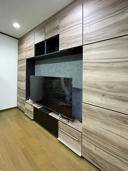 施工事例｜埼玉県川口市内装リフォーム｜リビングにサイズぴったりの壁面収納ユニットを設置-壁面収納ユニットMiSEL