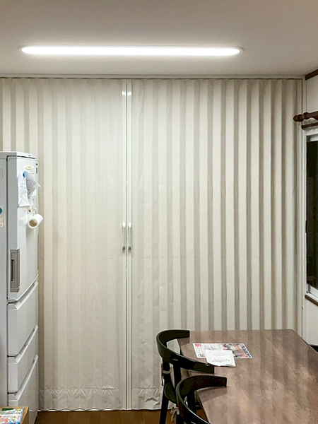 施工事例｜埼玉県川口市内装リフォーム｜リビングにサイズぴったりの壁面収納ユニットを設置-アコーディオンカーテン